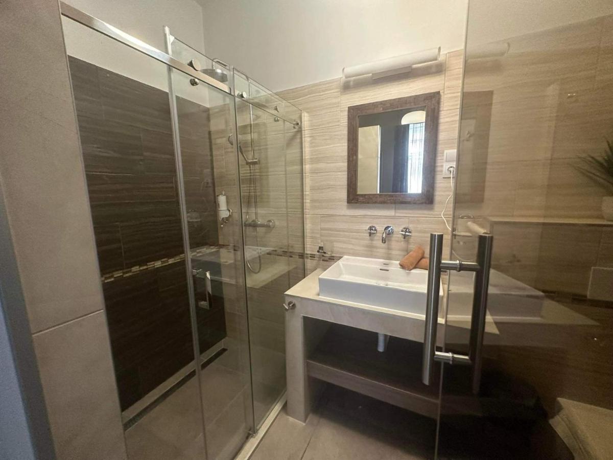 Apartment Orangehomes High Class 4 Bedroom Budapest